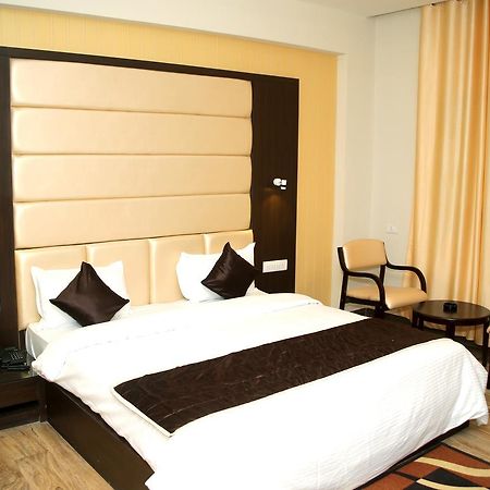 Hotel Lavanya Palace Ratlām Екстериор снимка