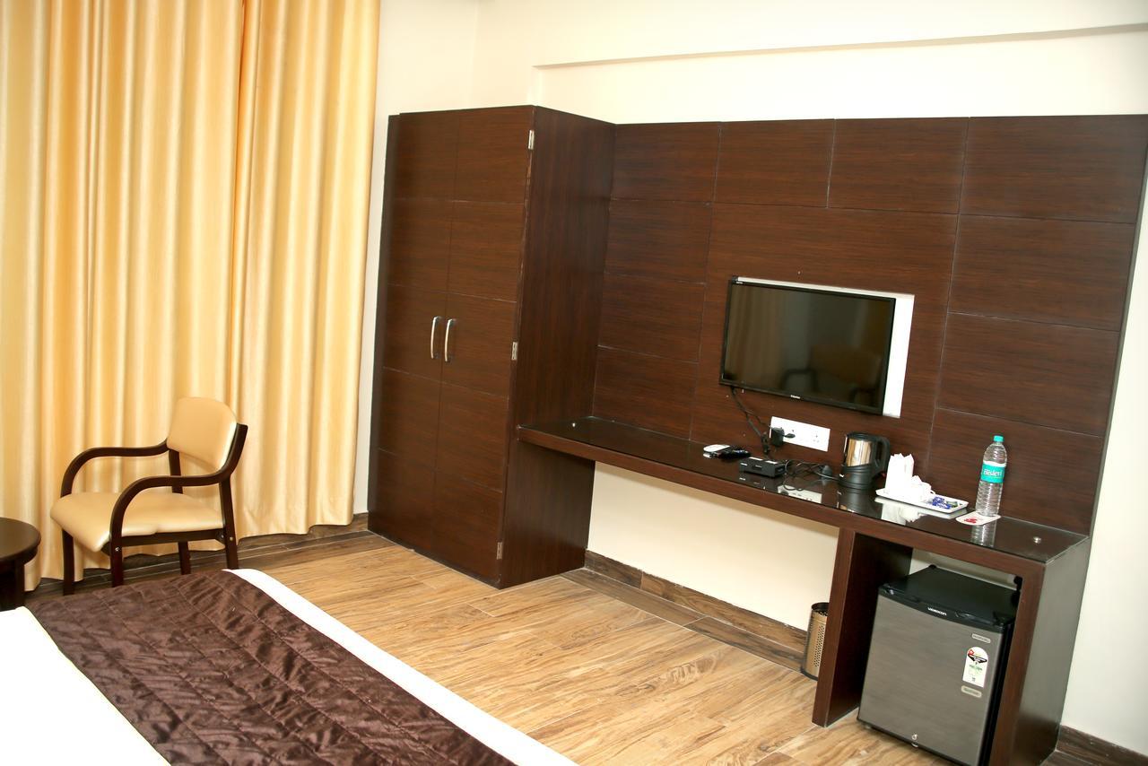 Hotel Lavanya Palace Ratlām Екстериор снимка
