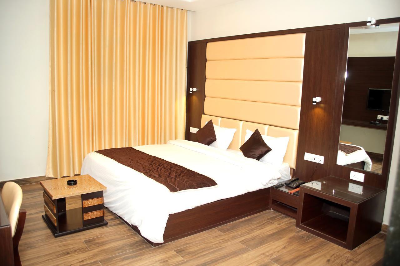 Hotel Lavanya Palace Ratlām Екстериор снимка