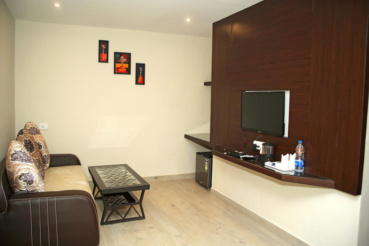 Hotel Lavanya Palace Ratlām Екстериор снимка