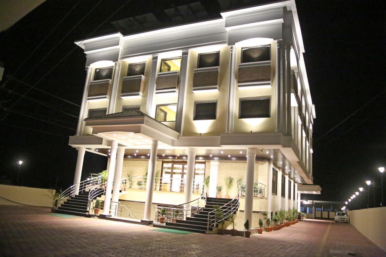 Hotel Lavanya Palace Ratlām Екстериор снимка