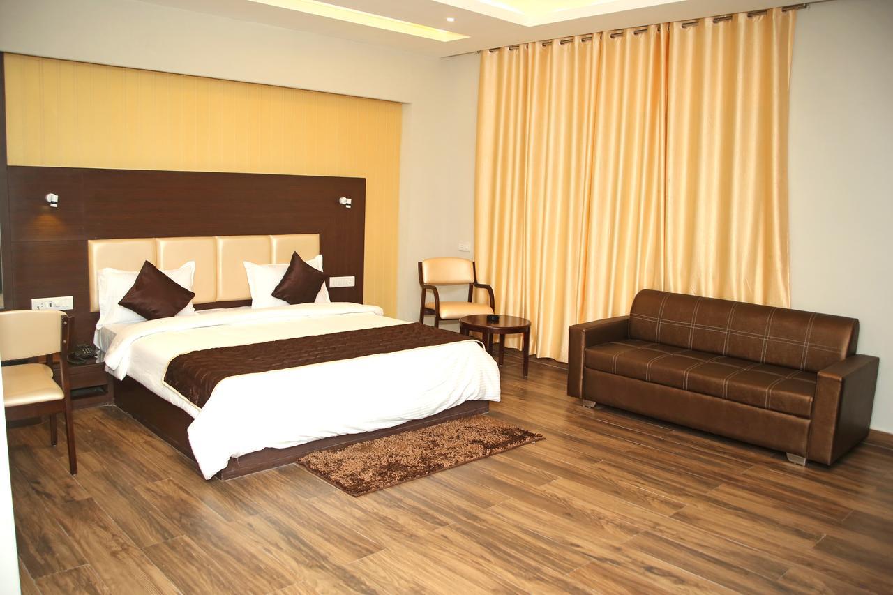 Hotel Lavanya Palace Ratlām Екстериор снимка