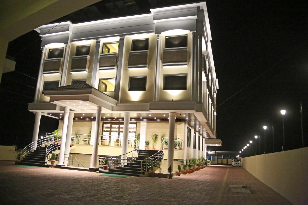 Hotel Lavanya Palace Ratlām Екстериор снимка