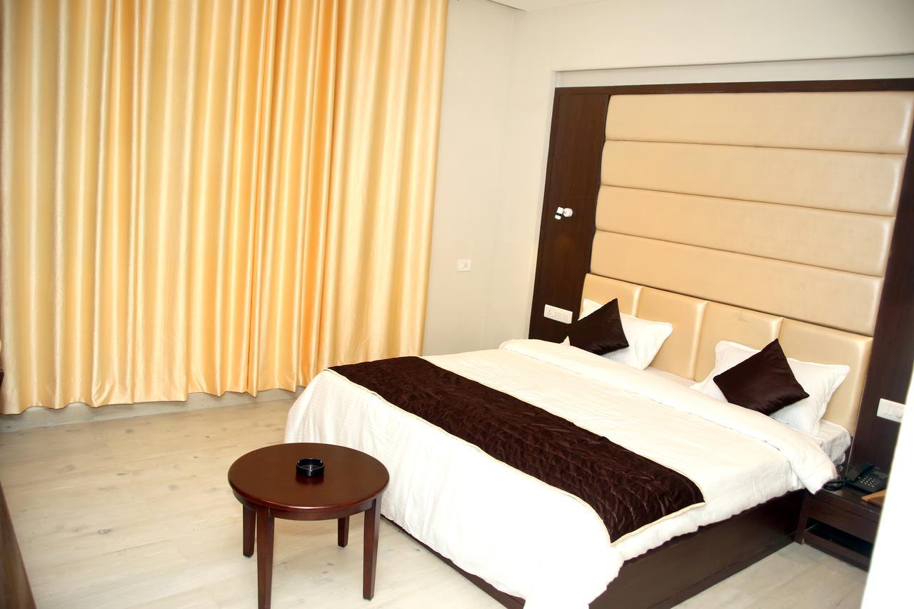 Hotel Lavanya Palace Ratlām Екстериор снимка