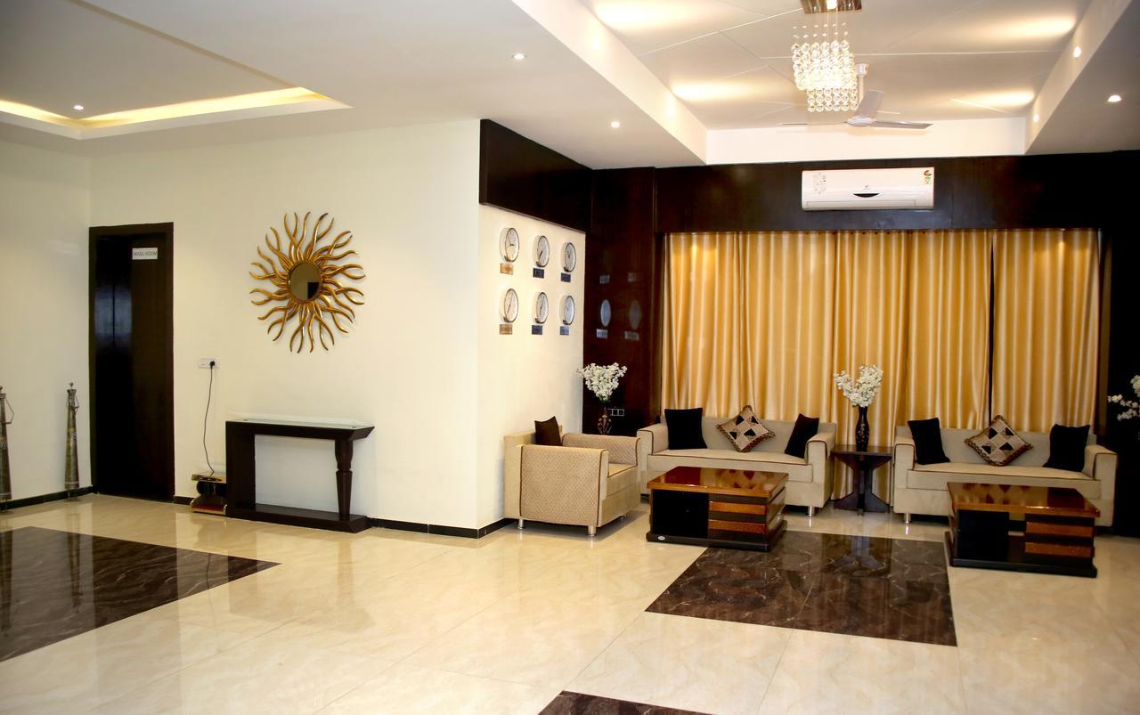 Hotel Lavanya Palace Ratlām Екстериор снимка