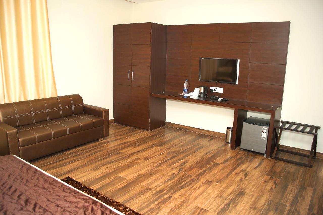 Hotel Lavanya Palace Ratlām Екстериор снимка