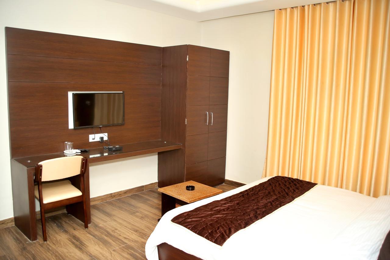 Hotel Lavanya Palace Ratlām Екстериор снимка