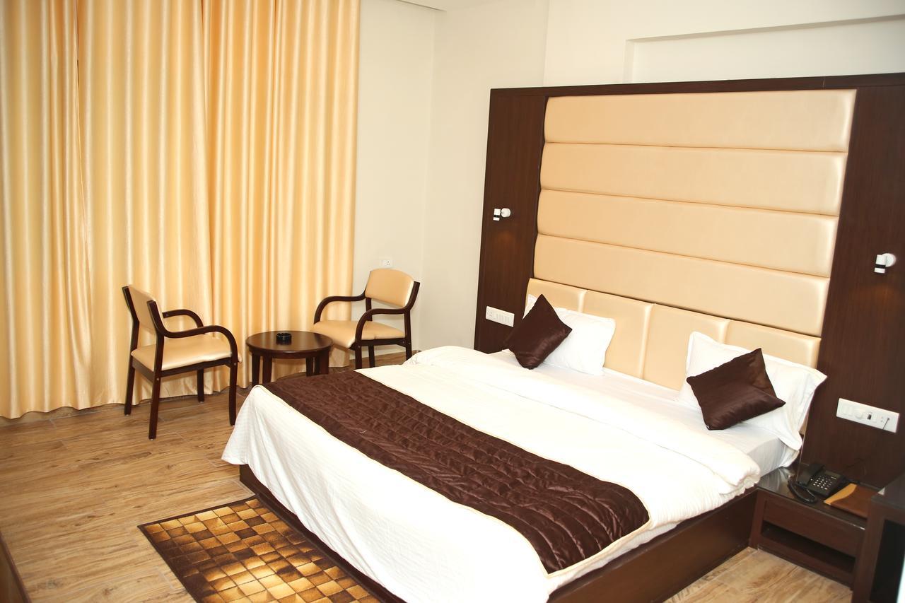 Hotel Lavanya Palace Ratlām Екстериор снимка