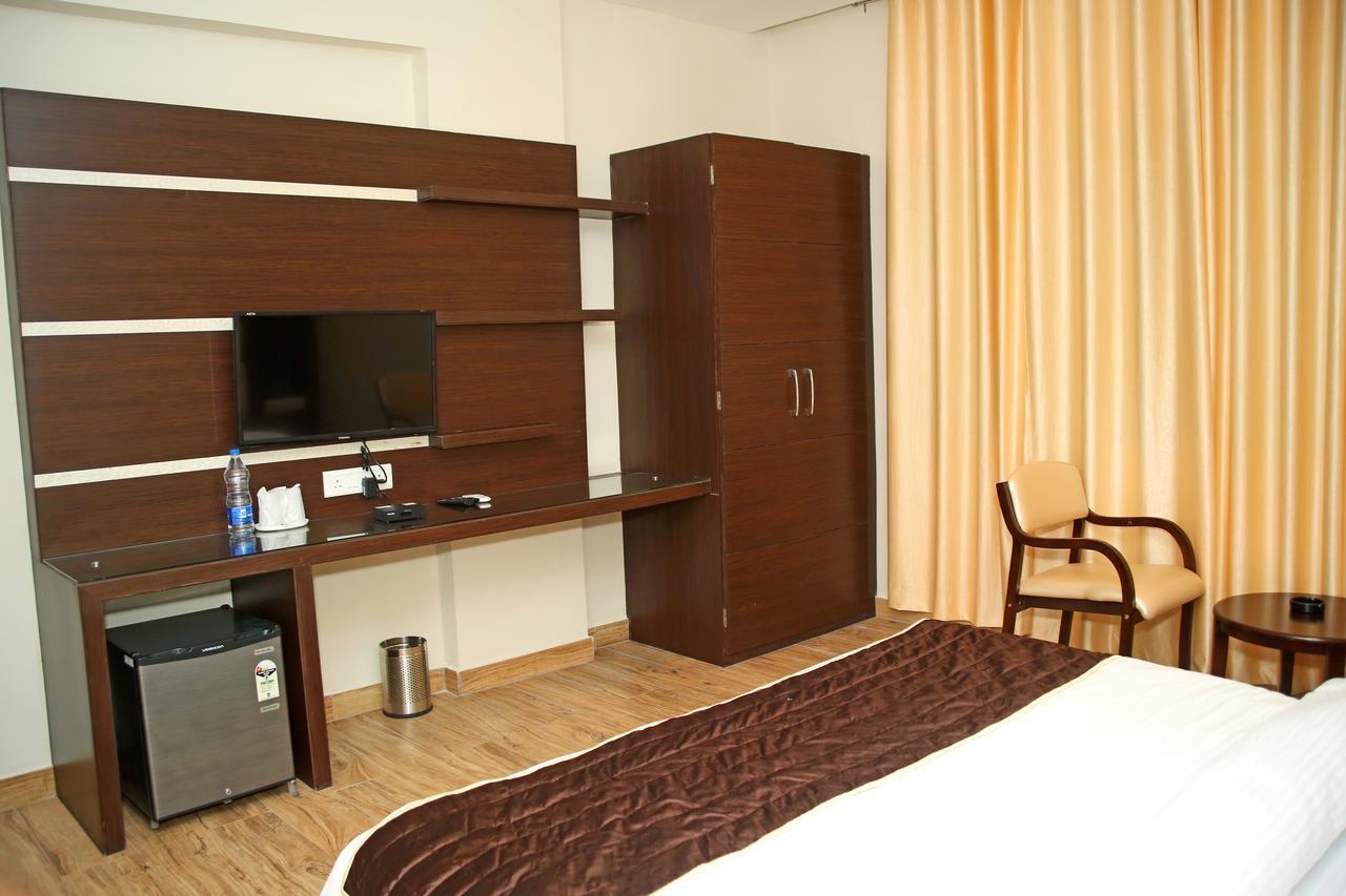 Hotel Lavanya Palace Ratlām Екстериор снимка