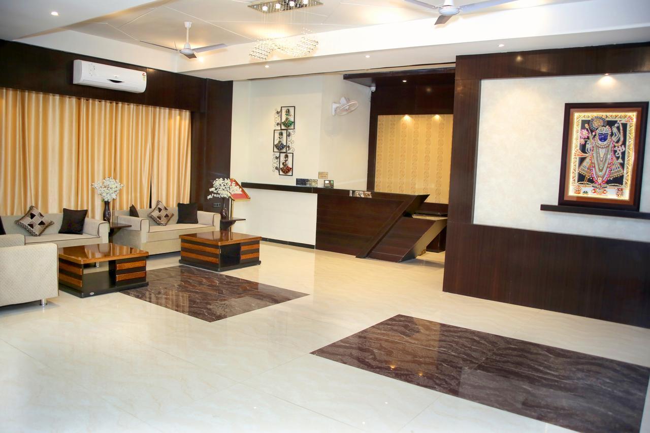 Hotel Lavanya Palace Ratlām Екстериор снимка